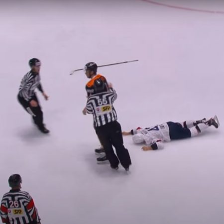 Hockeyspelare knockas totalt efter att ha träffat isen med ansiktet först